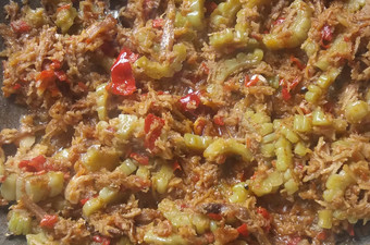 Bagaimana Membuat Tumis Pare Teri Pedas, Lezat