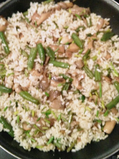 Una foto de Arroz frito con setas y espárragos