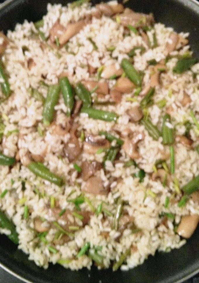 Una foto de Arroz frito con setas y espárragos