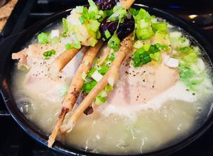 Hình của món Gà hầm sâm.