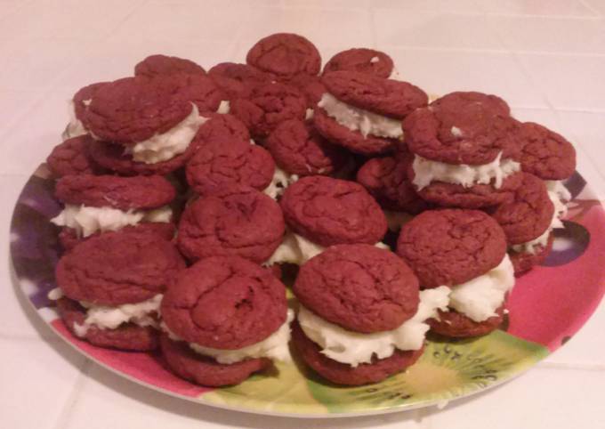 Simple Way to Prepare Speedy Red Velvet Cookies With Cream Cheese Frosting