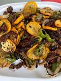 Courgettes jaunes et poivrons verts aux tomates séchées et épices