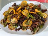 Courgettes jaunes et poivrons verts aux tomates séchées et épices