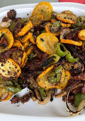 Une photo de Courgettes jaunes et poivrons verts aux tomates séchées et épices