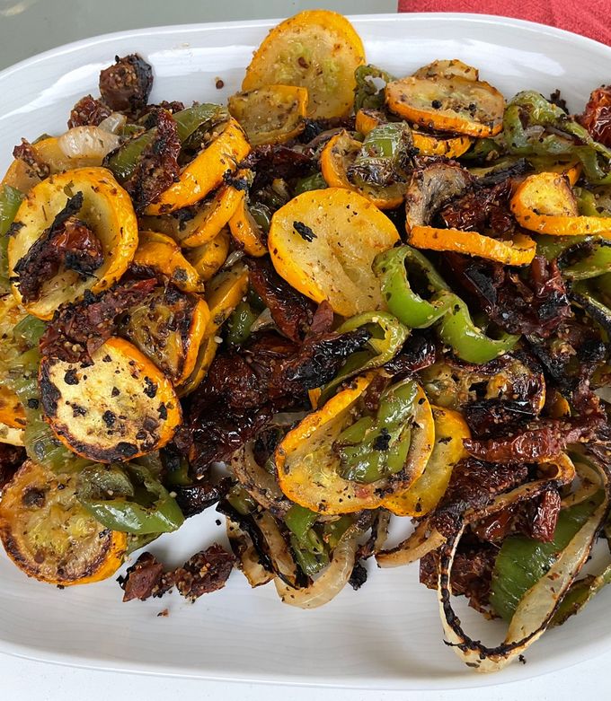 Une photo de Courgettes jaunes et poivrons verts aux tomates séchées et épices