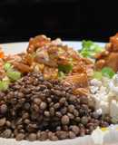 Ensalada con lentejas beluga y anacardos caramelizados