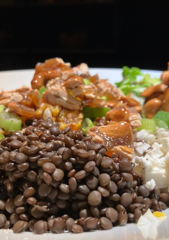 Una foto de Ensalada con lentejas beluga y anacardos caramelizados