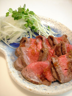 A picture of Roast Beef-Style Beef Tataki.