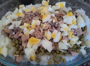 Una foto de Ensalada de arroz con caballa y otros
