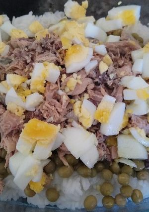 Una foto de Ensalada de arroz con caballa y otros
