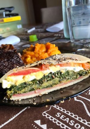 Una foto de Calzone de espinaca, tomate y huevo🍅🥬🥚