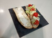 Una foto de pollo con patatas al microondas