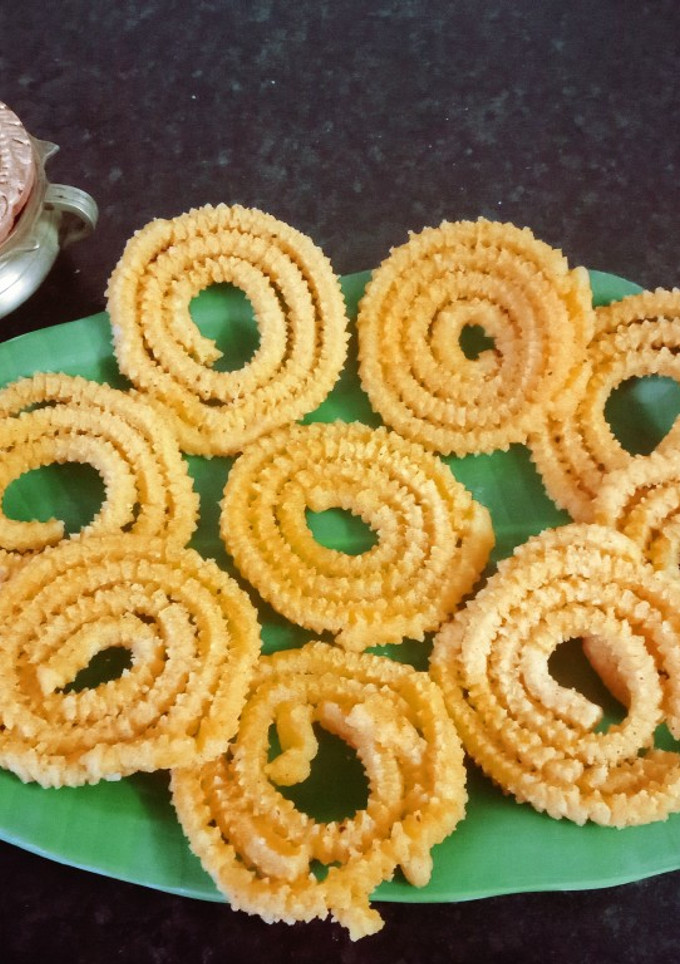 புழுங்கல் அரிசி கார முள்ளு முறுக்கு(mullu murukku recipe in tamil) செய்முறை முக்கிய புகைப்படம்