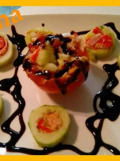 Una foto de Pepinos y tomate rellenos