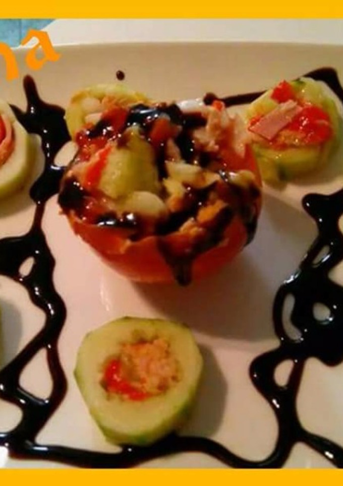 Una foto de Pepinos y tomate rellenos