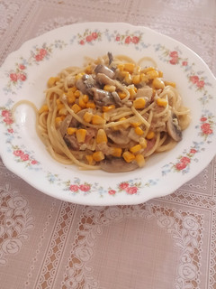 Una foto de 🍝 Espaguetis bechamel de champiñones, bacon y maíz 🥓🌽