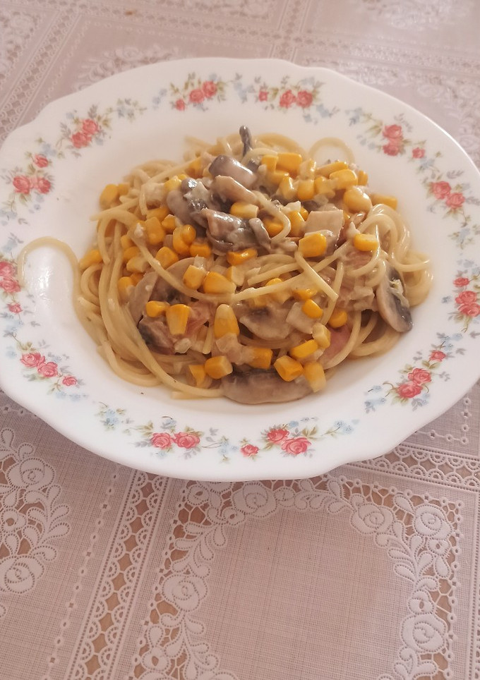 Una foto de 🍝 Espaguetis bechamel de champiñones, bacon y maíz 🥓🌽