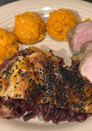 Rozé sertésszűz tört hagymás édesburgonyával, lilakáposztás rétessel 🤗 recept fotója