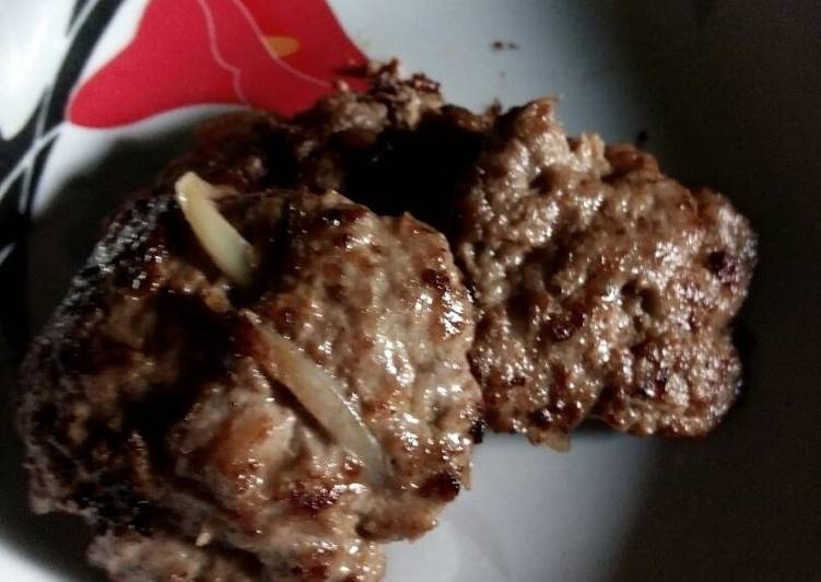 Resep beef burger mudah oleh Candra Azka - Cookpad
