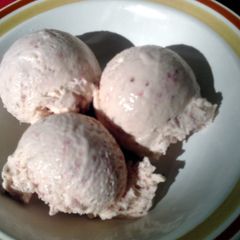 A picture of Ladybirds Home Made Strawberry Ice Cream ..