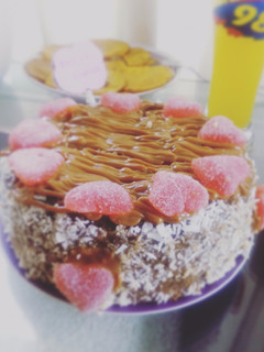 Una foto de Torta de Chocolate bañada en manjar y coco
