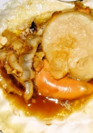 A picture of Scallops With Butter and Soy Sauce Baked in Their Shells.