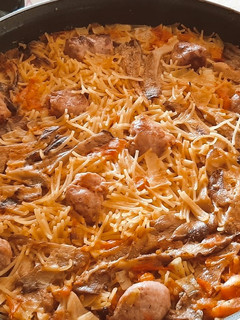 Una foto de Fideos a la cazuela con setas y butifarra