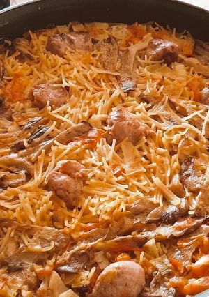 Una foto de Fideos a la cazuela con setas y butifarra
