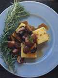 Polenta grelhada com cogumelos balsâmicos