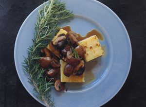Foto de Polenta grelhada com cogumelos balsâmicos