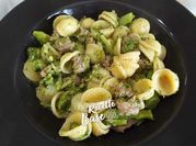 Una foto di pasta salsiccia e broccolo