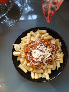 Una foto de Macarrones con pisto y soja texturizada