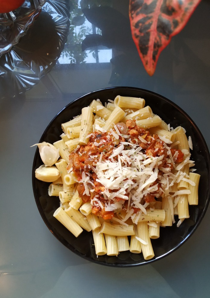 Una foto de Macarrones con pisto y soja texturizada