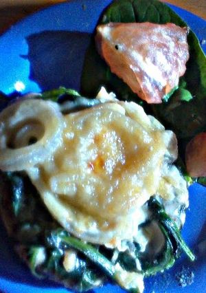 A picture of sig's Spinach with mild onion sauce on grilled apples.