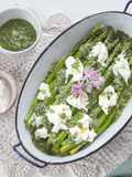 Asparagi verdi con stracciatella e pesto di ciuffi di carote