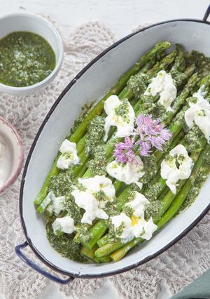 Foto di Asparagi verdi con stracciatella e pesto di ciuffi di carote