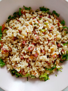 Una foto de Arroz integral con taquitos de jamón serrano y champiñones