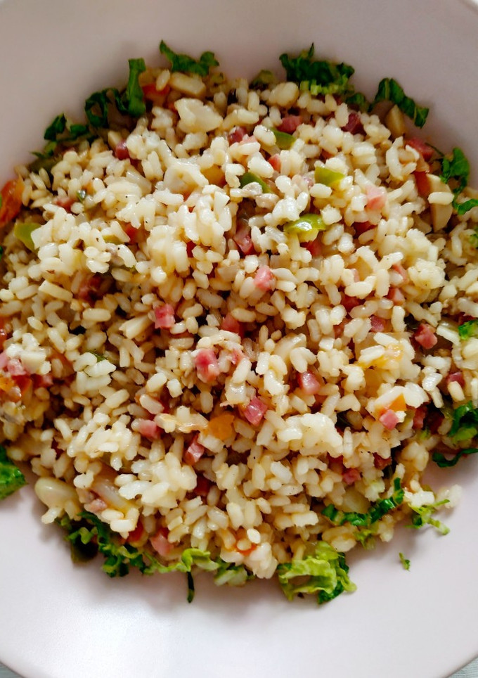 Una foto de Arroz integral con taquitos de jamón serrano y champiñones