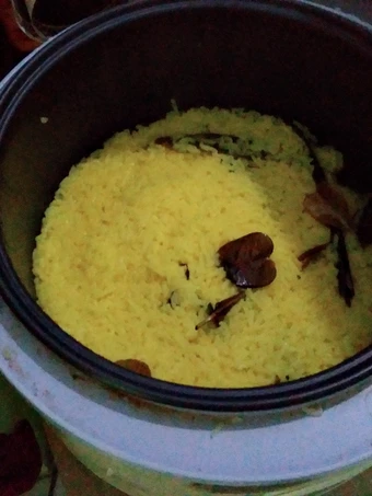 Langkah Mudah untuk Membikin Resep  Nasi kuning magicom praktis yang Enak, Menggugah Selera