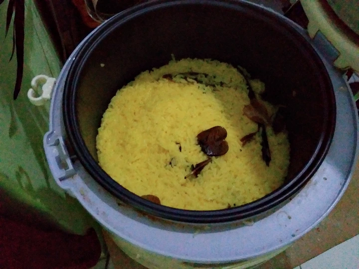 Langkah Mudah untuk Membikin Resep  Nasi kuning magicom praktis yang Enak, Menggugah Selera