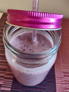 Una foto de Smoothie de frambuesas y arándanos