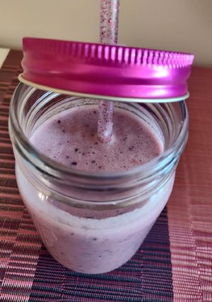 Una foto de Smoothie de frambuesas y arándanos