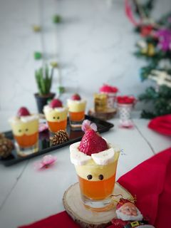 টু-ইন-ওয়ান জেলি কাস্টার্ড শান্তা (two in one jelly custard santa recipe in Bengali) রেসিপির প্রধান ছবি