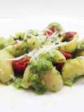 Lumache con broccoletto verde e datterini confit
