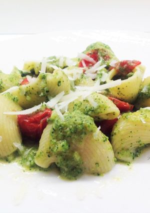 Foto di Lumache con broccoletto verde e datterini confit