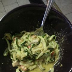 A picture of Zucchini pasta in creamy pesto sauce.