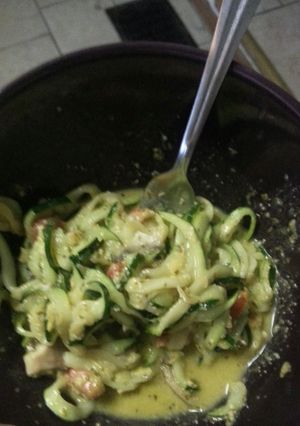 A picture of Zucchini pasta in creamy pesto sauce.