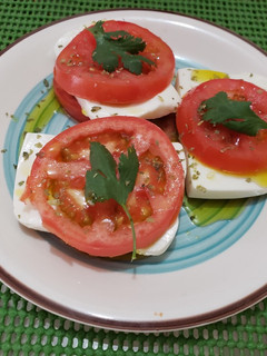 Una foto de Ensalada capresa🍅🧀🍅🧀