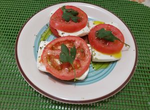 Una foto de Ensalada capresa🍅🧀🍅🧀