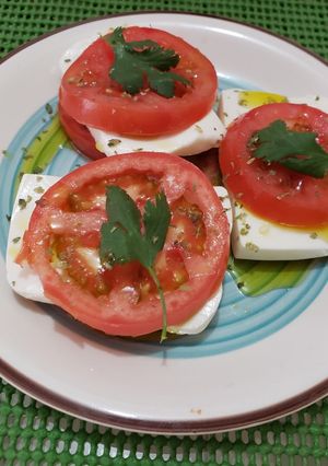 Una foto de Ensalada capresa🍅🧀🍅🧀